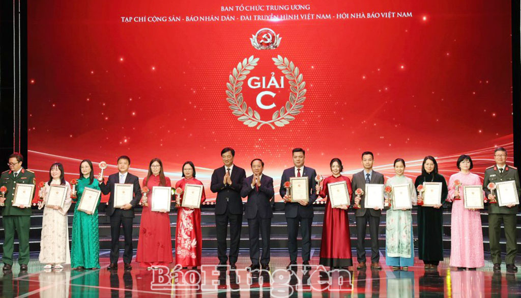 Trao giải C cho tác giả, đại diện nhóm tác giả.