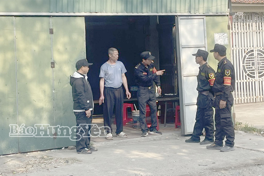 Tổ tự quản ANTT thôn Đồng Chung tuyên truyền người dân chấp hành nghiêm các quy định của pháp luật.