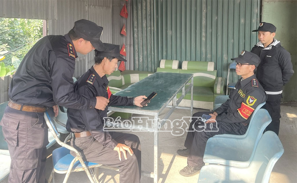 Thành viên tổ tự quản nắm bắt tình hình ANTT qua hệ thống camera kết nối với điện thoại.