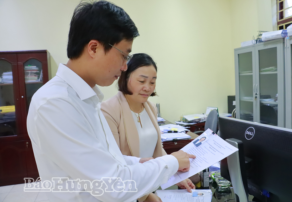 Lãnh đạo phường Phố Hiến kiểm tra việc tiếp nhận hồ sơ người ứng cử đại biểu HĐND phường nhiệm kỳ 2026 - 2031. 