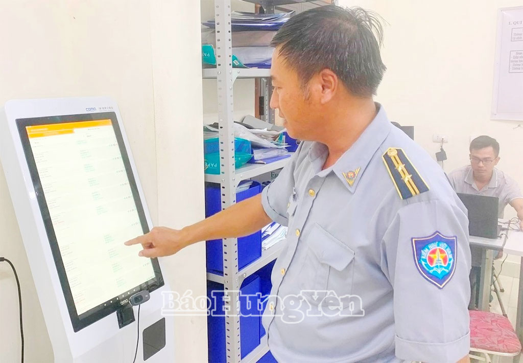 Cán bộ Phòng Kiểm ngư, Chi cục Biển và Thủy sản (Sở Nông nghiệp và Môi trường) kiểm tra ghi nhật ký đánh bắt hải sản của ngư dân trên phần mềm chuyên dụng.