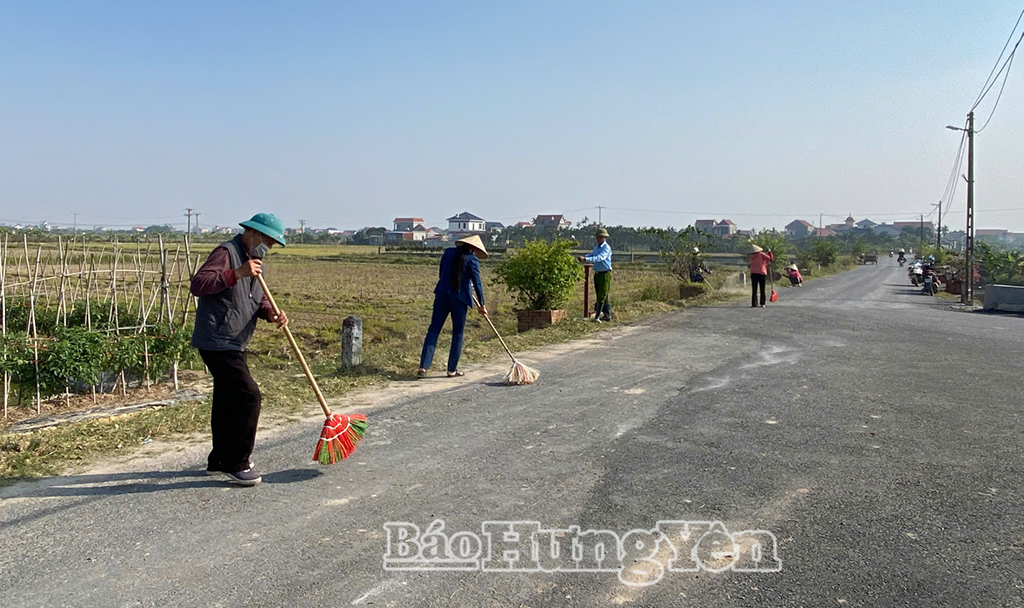 Cán bộ và Nhân dân thôn Quang Yên, xã Tiên Tiến tham gia vệ sinh đường làng, ngõ xóm.