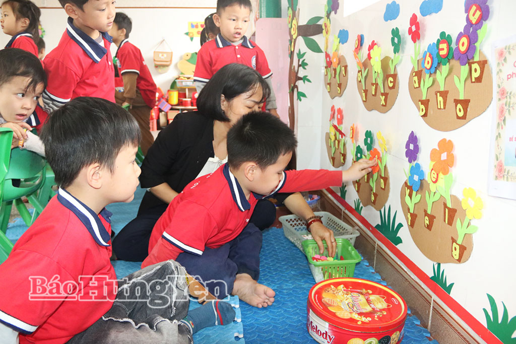 Hoạt động góc của cô và trò Trường Mầm non Đông Hoàng (xã Nam Đông Quan).