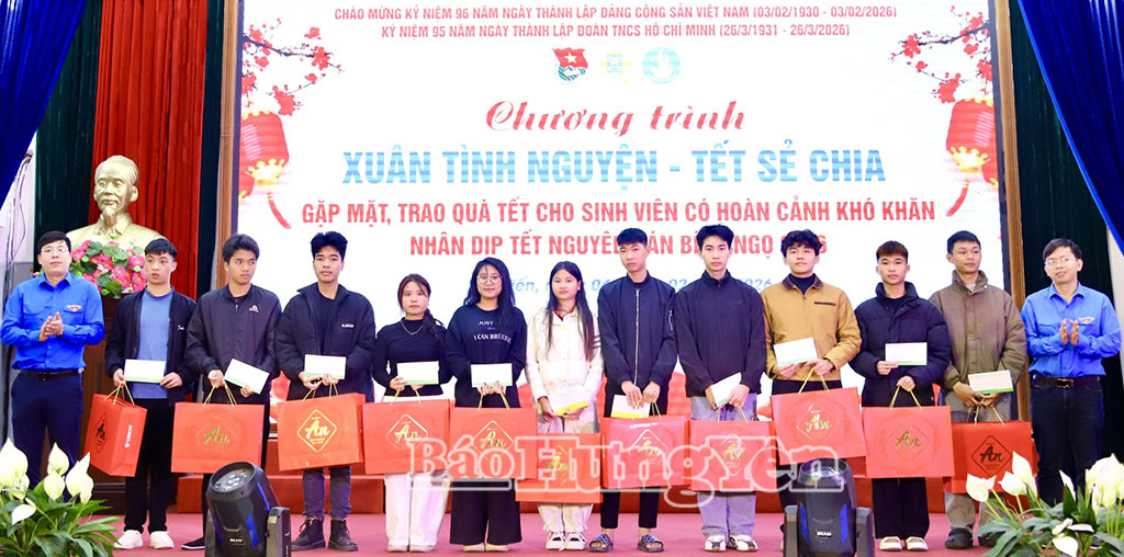Đoàn Thanh niên – Hội Sinh viên Trường Đại học Sư phạm Kỹ thuật Hưng Yên tặng quà Tết sinh viên có hoàn cảnh khó khăn, vươn lên trong học tập. 