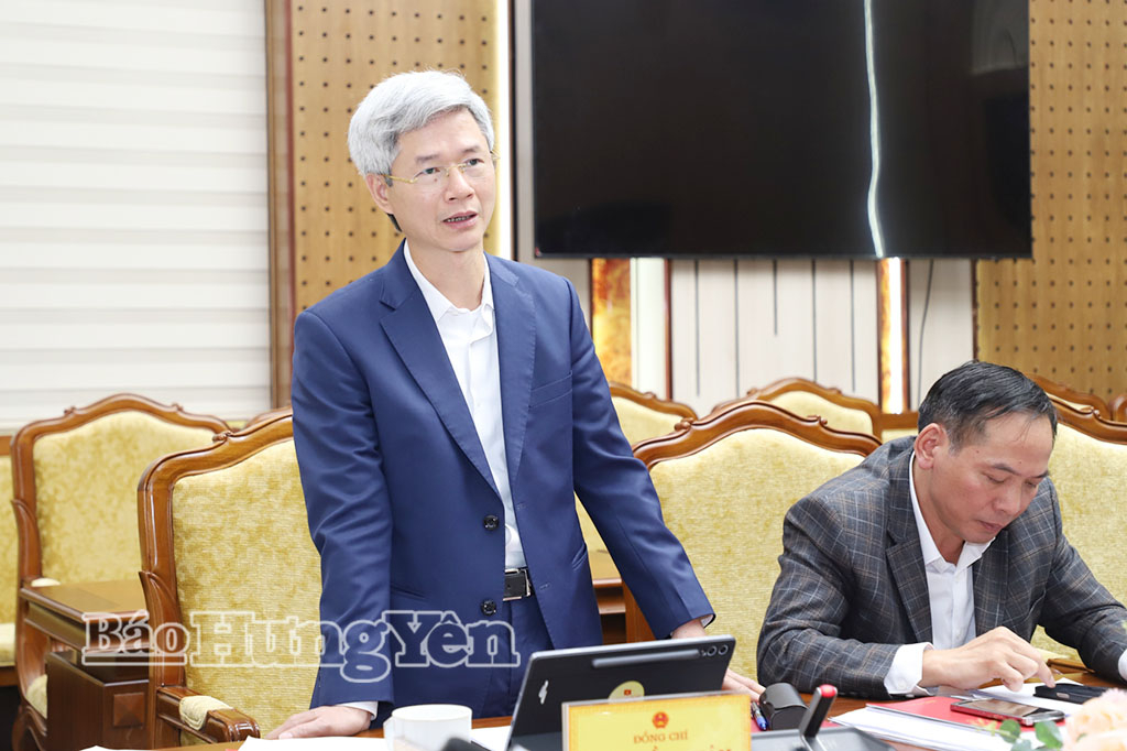 Đồng chí Đào Hồng Vận, Ủy viên Ban Thường vụ Tỉnh ủy, Trưởng đoàn Đại biểu Quốc hội tỉnh, Giám đốc Sở Nội vụ phát biểu tại buổi làm việc.