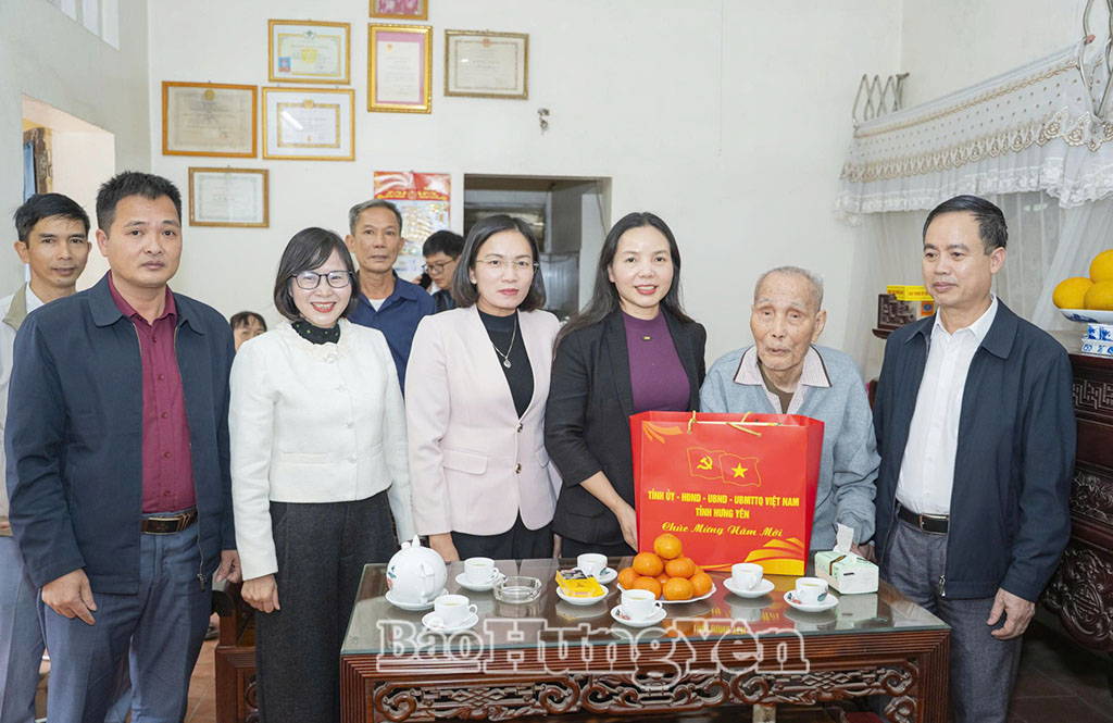 Đồng chí Phó Chủ tịch Thường trực Ủy ban MTTQ tỉnh Ngô Thị Kim Hoàn cùng đại diện lãnh đạo xã Hoàn Long trao quà Tết tặng đảng viên Lê Văn Mô.