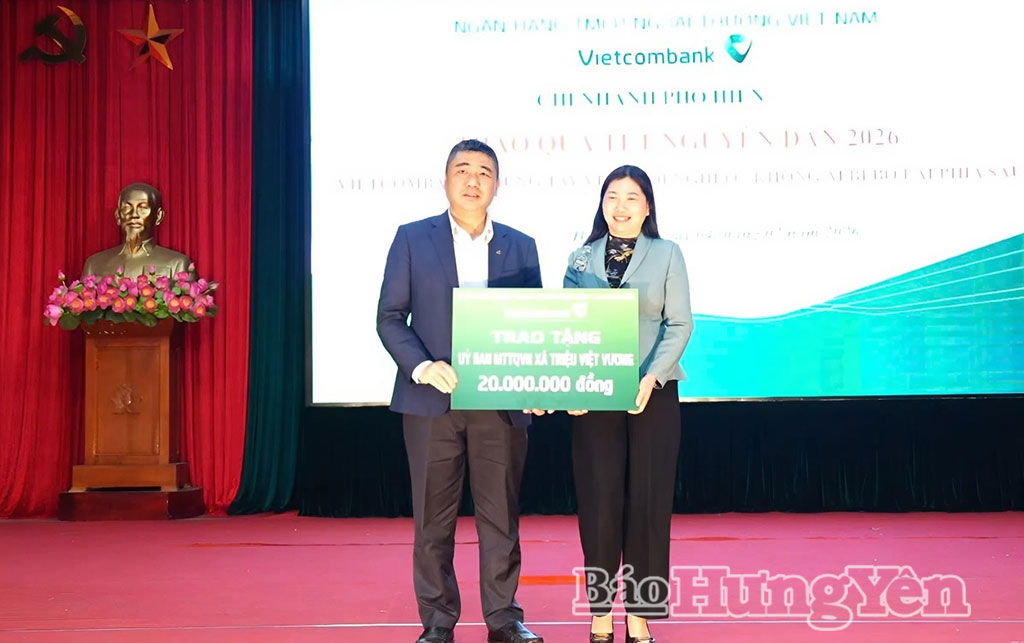 Đại diện Ngân hàng TMCP Ngoại thương Việt Nam (Vietcombank) Chi nhánh Phố Hiến trao số tiền 20 triệu đồng tặng các hộ có hoàn cảnh khó khăn xã Triệu Việt Vương.