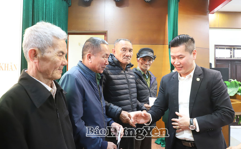 Lãnh đạo xã Khoái Châu trao quà cho các cựu chiến binh có hoàn cảnh khó khăn.