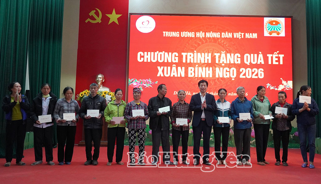 Lãnh đạo Trung ương Hội Nông dân Việt Nam trao tặng quà Tết cho hội viên nông dân có hoàn cảnh đặc biệt khó khăn trên địa bàn xã Diên Hà.