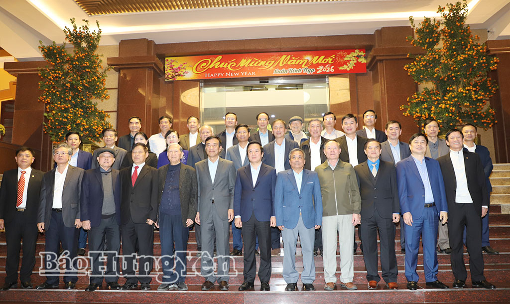 Các đại biểu chụp ảnh lưu niệm.