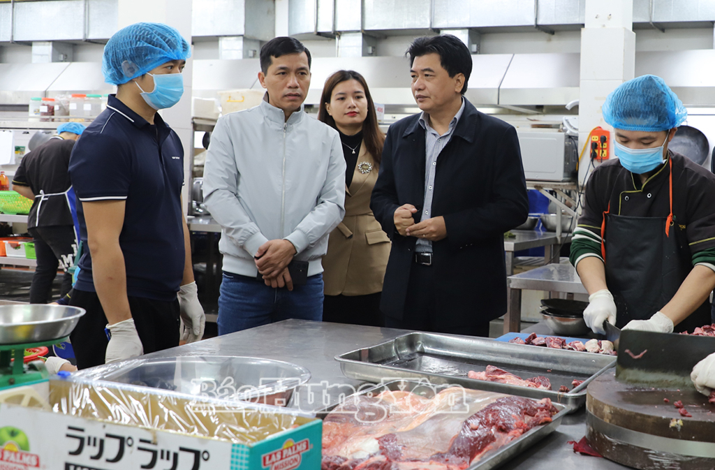 Chi cục An toàn vệ sinh thực phẩm kiểm tra hoạt động tại một nhà hàng phục vụ dịch vụ ăn uống thuộc địa bàn phường Sơn Nam.