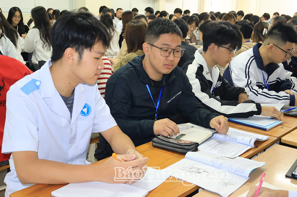 Lưu học sinh Lào học tập cùng sinh viên Việt Nam tại Trường Đại học Y DượcThái Bình.