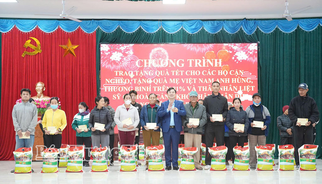 Đồng chí Phạm Văn Nghiêm, Phó Chủ tịch UBND tỉnh trao quà Tết tặng các hộ nghèo của xã Phạm Ngũ Lão.