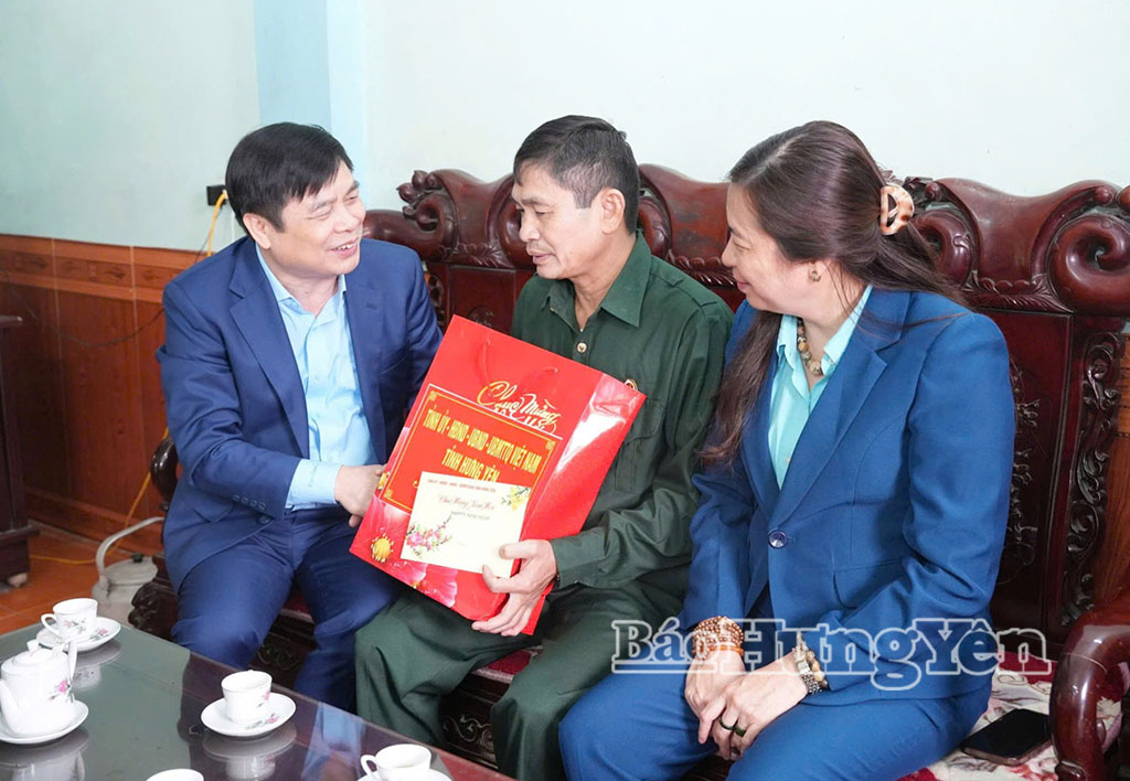 Đồng chí Phạm Văn Nghiêm, Phó Chủ tịch UBND tỉnh trao quà Tết tặng gia đình chính sách trên địa bàn xã Phạm Ngũ Lão.