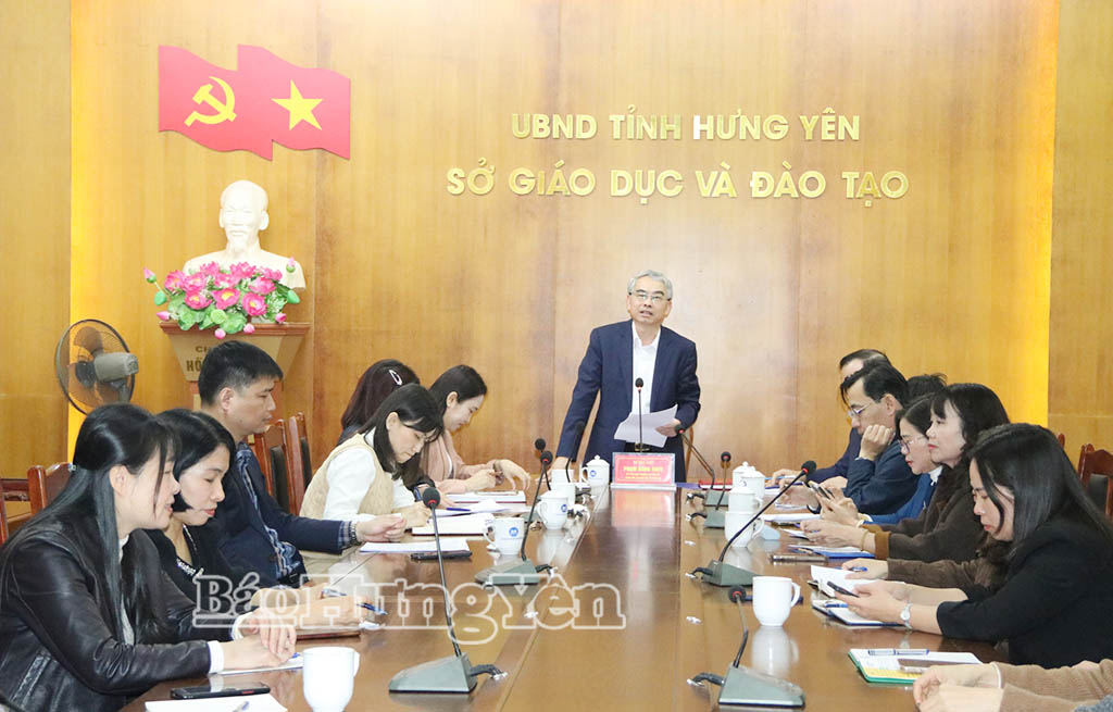 Đồng chí Phạm Đồng Thụy, Ủy viên Ban Thường vụ, Giám đốc Sở Giáo dục và Đào tạo phát biểu tại hội nghị.