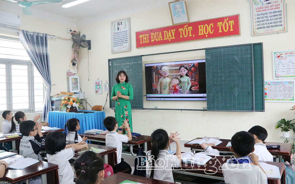 Giờ học của cô và trò Trường Tiểu học Ngô Quang Bích (xã Tiền Hải).