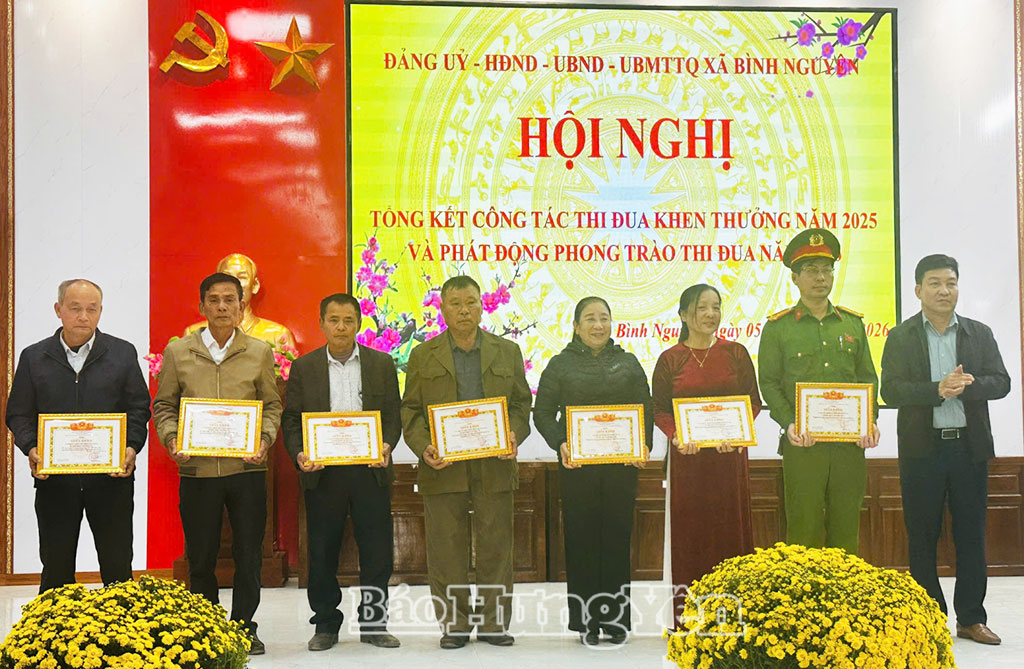 Các tập thể có thành tích xuất sắc được khen thưởng tại hội nghị.