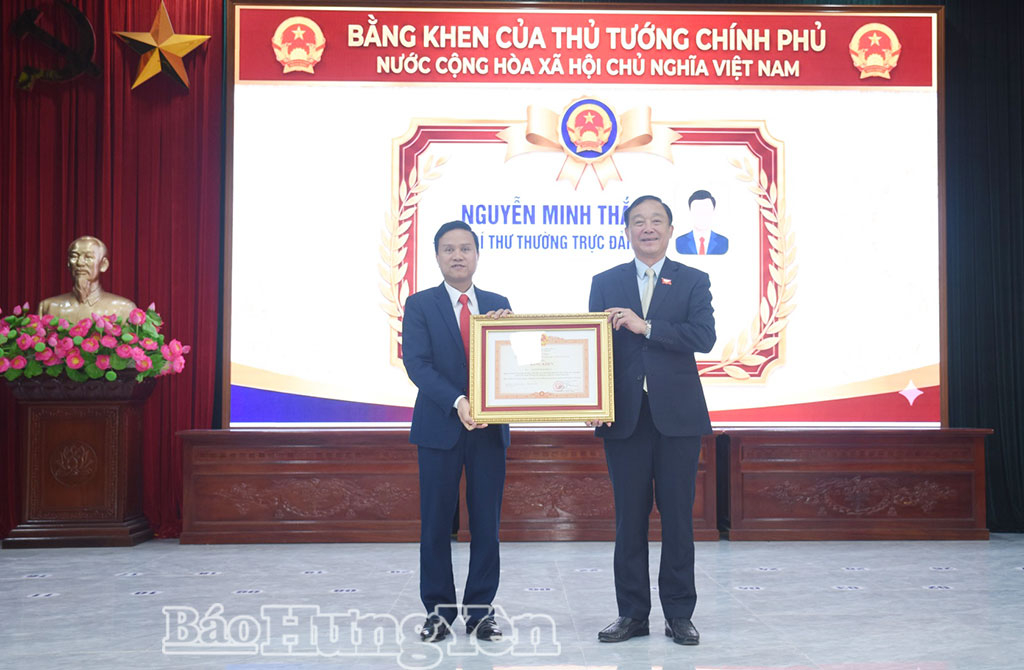 Lãnh đạo xã Quỳnh An trao Bằng khen của Thủ tướng Chính phủ cho cá nhân có thành tích xuất sắc tiêu biểu năm 2025.