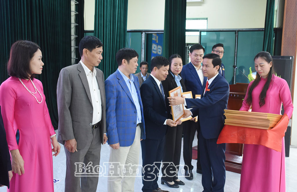 Lãnh đạo xã Quỳnh An trao thưởng cho các tập thể có thành tích xuất sắc trong phong trào thi đua yêu nước năm 2025.