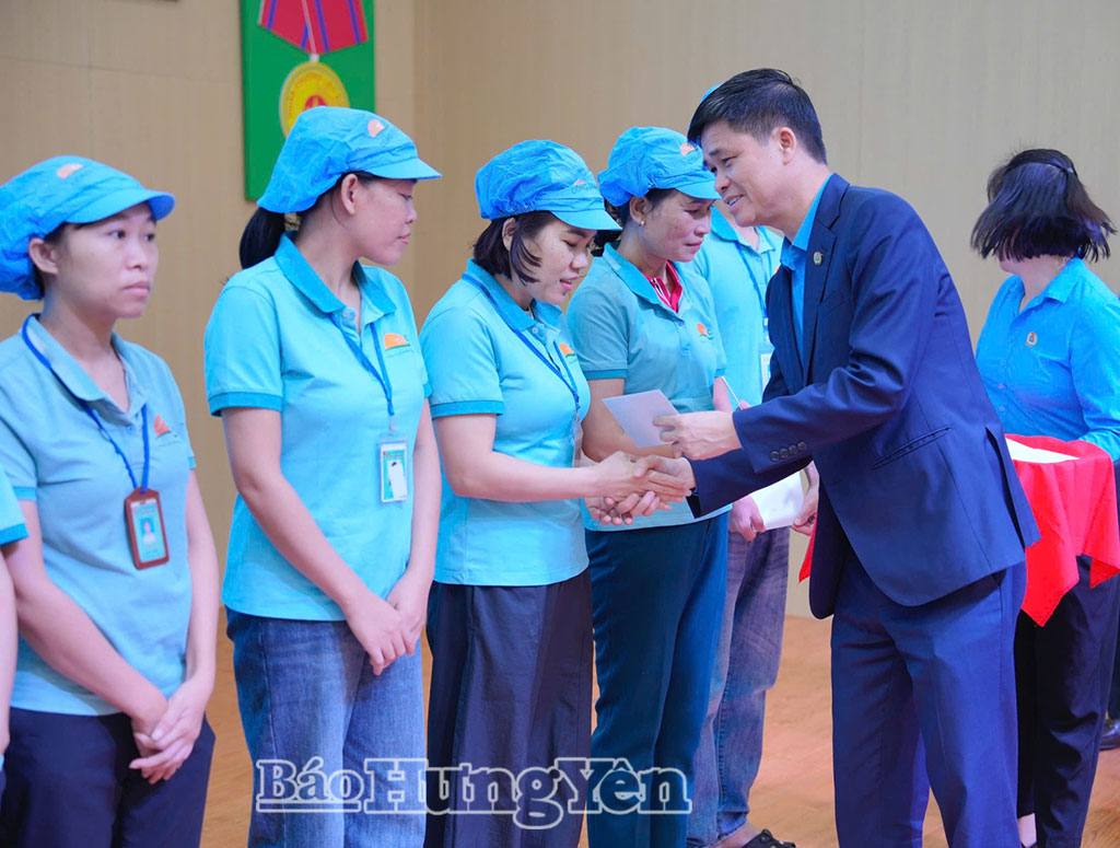 Đồng chí Ngọ Duy Hiểu, Phó Chủ tịch Tổng Liên đoàn Lao động Việt Nam trao quà Tết tặng người lao động Công ty Cổ phần Tiên Hưng.