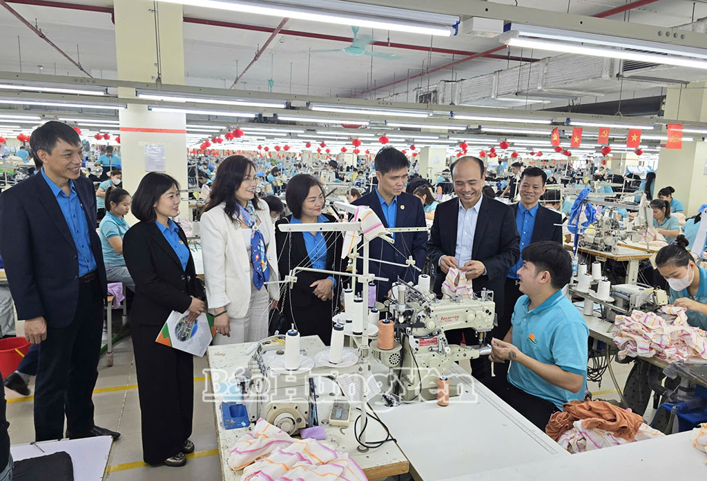 Đồng chí Ngọ Duy Hiểu, Phó Chủ tịch Tổng Liên đoàn Lao động Việt Nam thăm xưởng sản xuất của Công ty Cổ phần Tiên Hưng (xã Hoàng Hoa Thám). 