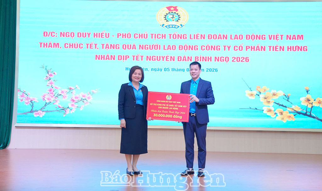 Lãnh đạo Công đoàn Dệt May Việt Nam trao kinh phí hỗ trợ Công ty Cổ phần Tiên Hưng tổ chức chương trình Tết sum vầy.