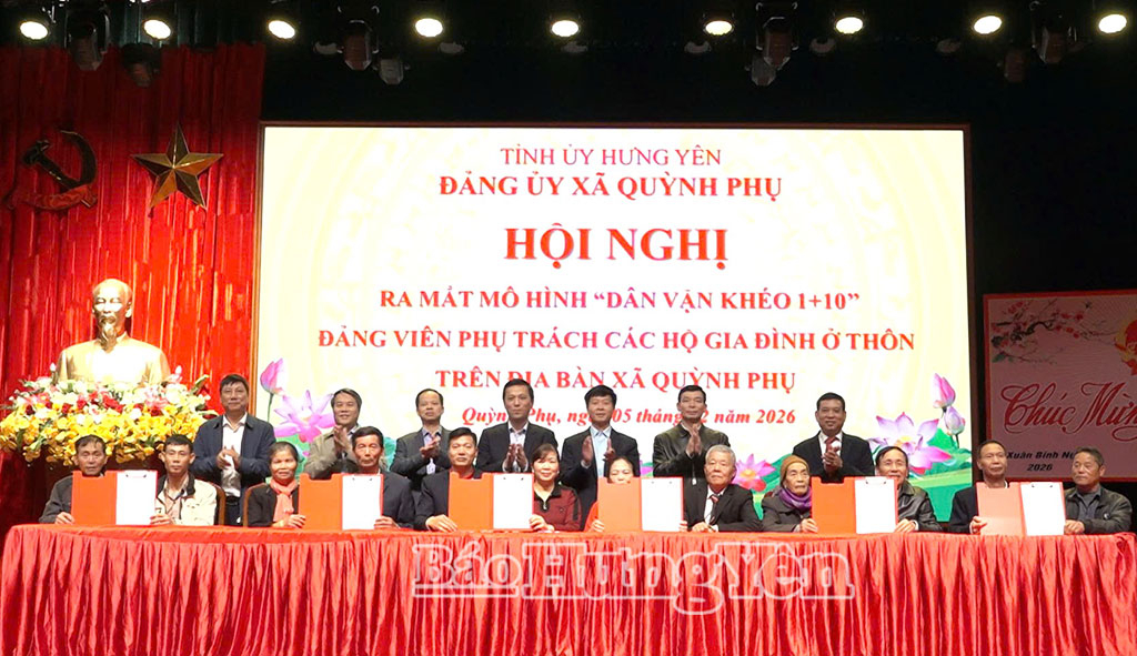 Đại diện đảng viên phụ trách và các hộ gia đình ký cam kết thực hiện mô hình.