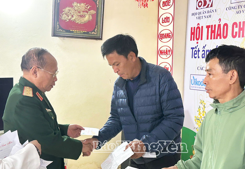 Lãnh đạo Hội quân dân y Việt Nam tặng quà cho hộ nghèo, cận nghèo.