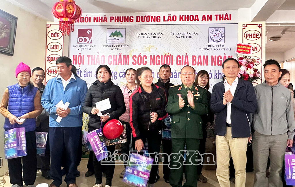 Các hộ nghèo, cận nghèo nhận quà của các nhà tài trợ.