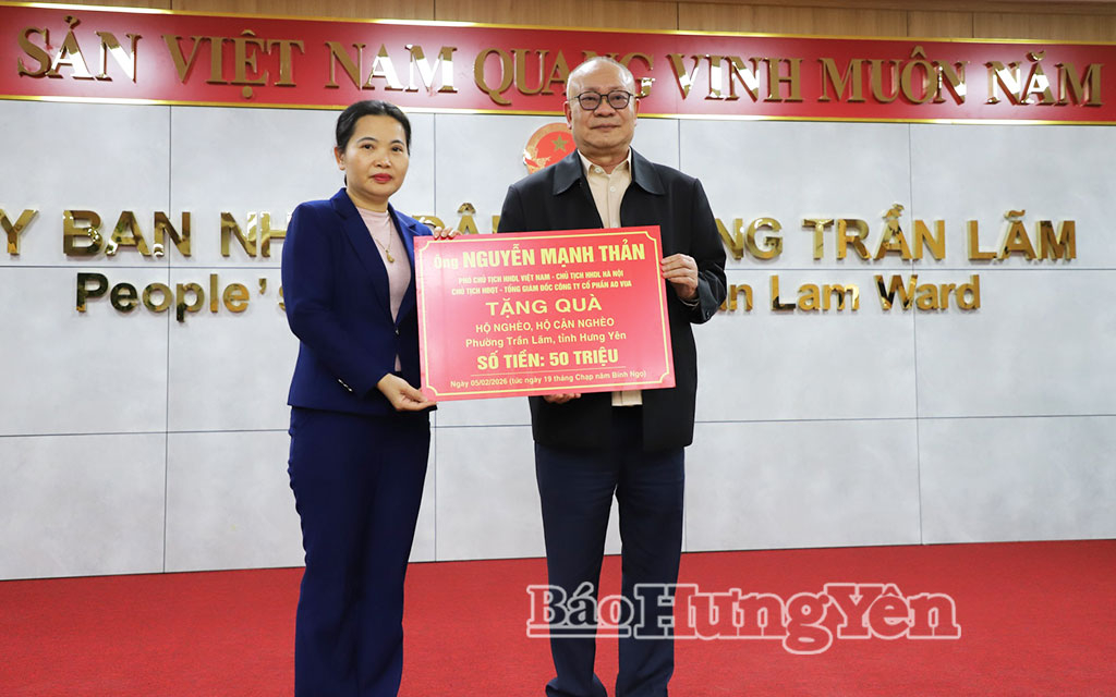 Ông Nguyễn Mạnh Thản, Chủ tịch Hội đồng quản trị, kiêm Tổng Giám đốc Công ty Cổ phần Ao Vua trao quà tặng hộ nghèo, hộ có hoàn cảnh khó khăn trên địa bàn phường Trần Lãm.