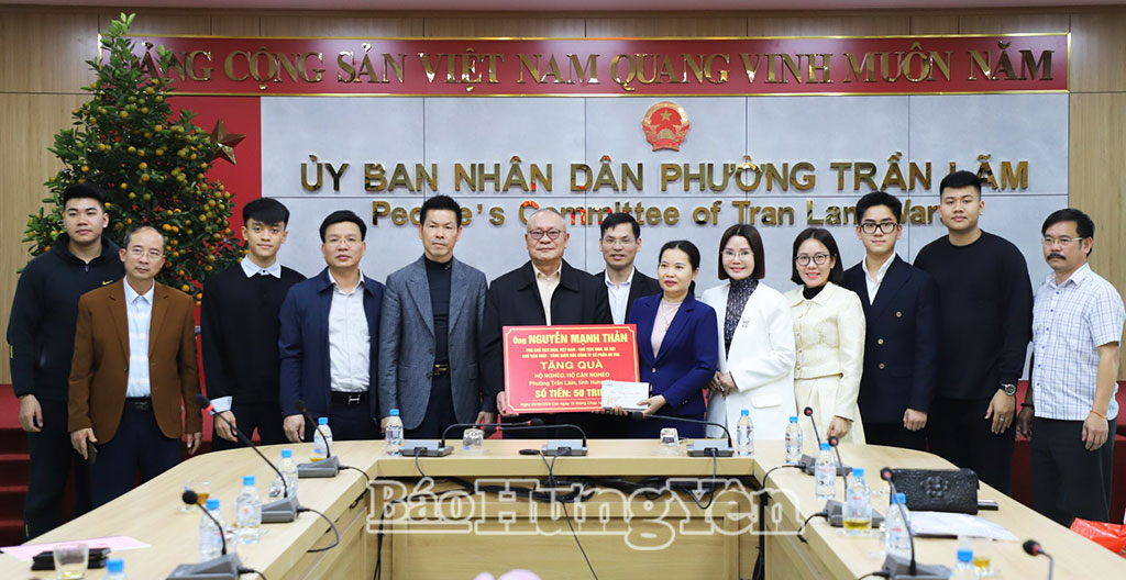 Hiệp hội Du lịch Việt Nam, Hiệp hội Du lịch tỉnh Hưng Yên và lãnh đạo Công ty Cổ phần Ao Vua trao quà tặng hộ nghèo, hộ cận nghèo, hộ có hoàn cảnh khó khăn của phường Trần Lãm.