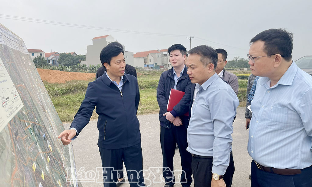 Đồng chí Phó Chủ tịch UBND tỉnh Lại Văn Hoàn kiểm tra tiến độ triển khai dự án đầu tư xây dựng đường Vành đai 4 - Vùng Thủ đô Hà Nội, đoạn qua địa phận tỉnh.