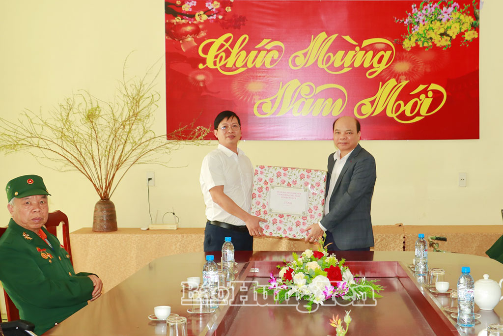 Đồng chí Phó Chủ tịch HĐND tỉnh Đặng Thanh Giang trao quà, chúc Tết tại Trung tâm Điều dưỡng, chăm sóc người có công tỉnh Hưng Yên cơ sở 3.