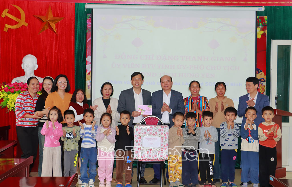 Đồng chí Phó Chủ tịch HĐND tỉnh Đặng Thanh Giang trao quà, chúc Tết tại Làng trẻ em SOS Thái Bình.