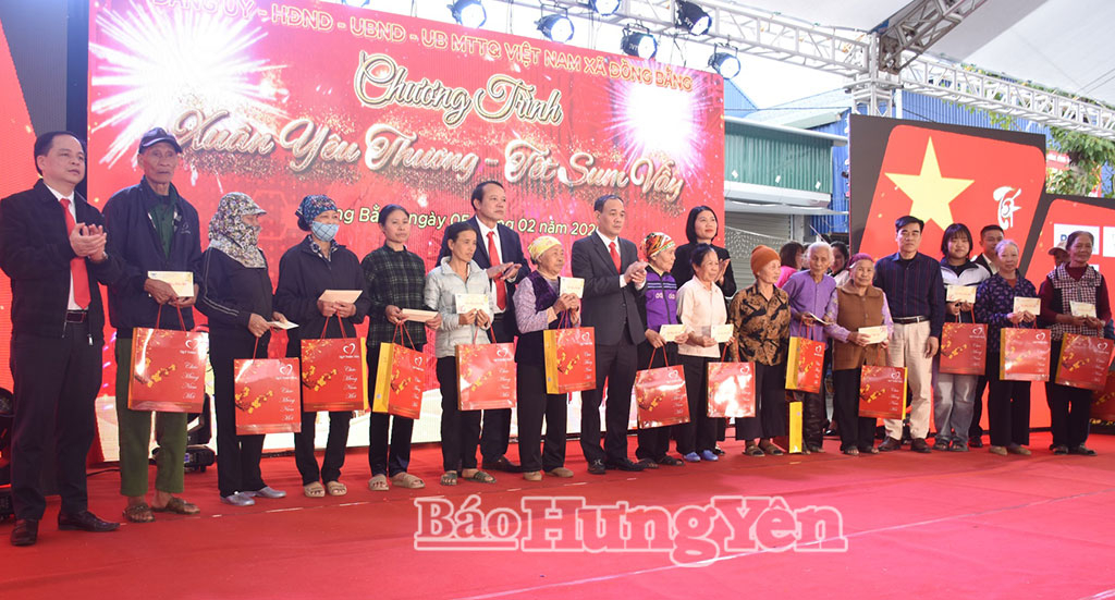 Lãnh đạo xã Đồng Bằng và nhà tài trợ trao quà Tết cho các hộ có hoàn cảnh khó khăn.