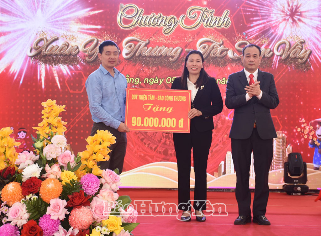 Đại diện xã Đồng Bằng tiếp nhận ủng hộ từ nhà tài trợ.