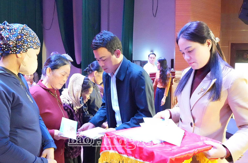 Lãnh đạo xã Chí Minh trao quà Tết tặng các hộ nghèo, hộ cận nghèo, hộ có hoàn cảnh khó khăn.  