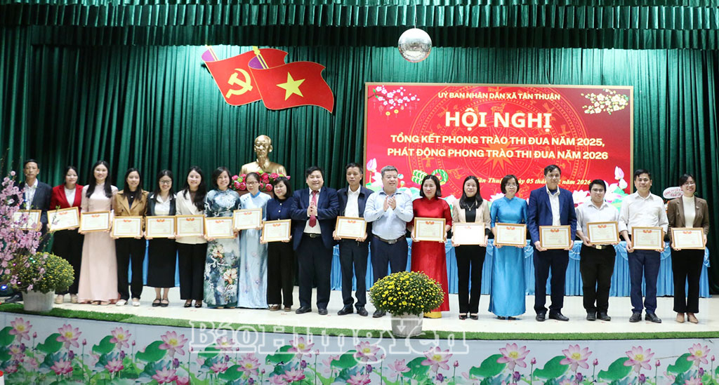 Lãnh đạo xã Tân Thuận trao tặng danh hiệu chiến sĩ thi đua cơ sở cho các cá nhân.