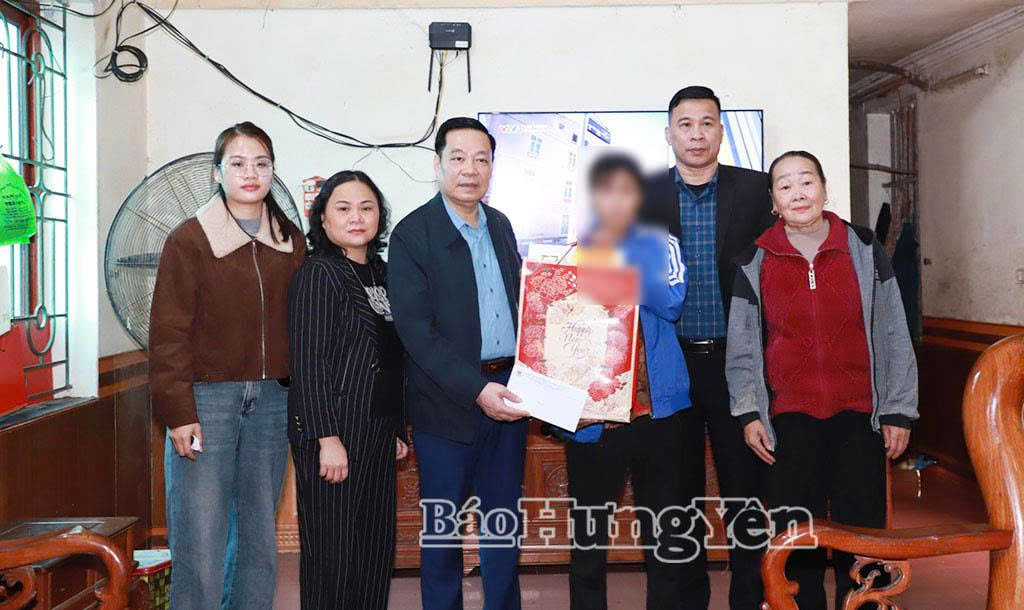 Lãnh đạo Bệnh viện Bệnh nhiệt đới Hưng Yên tặng quà bệnh nhân tại xã Hoàng Hoa Thám.