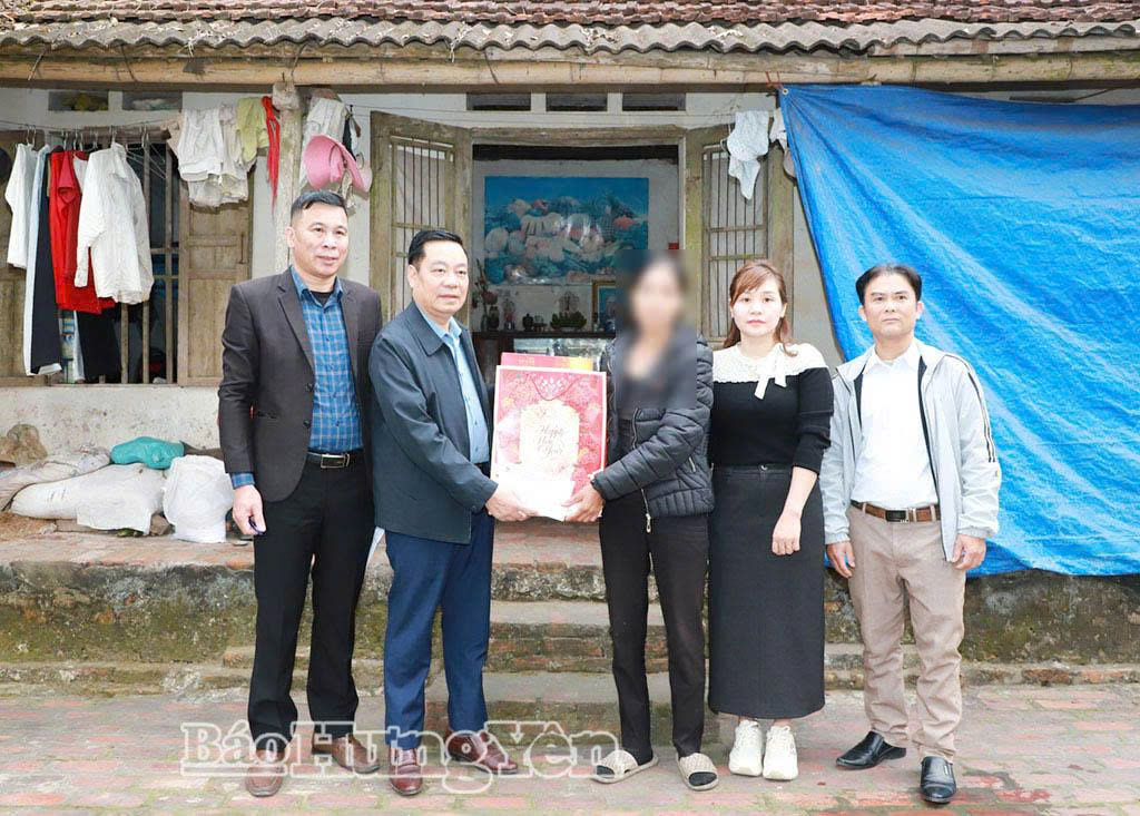 Lãnh đạo Bệnh viện Bệnh nhiệt đới Hưng Yên tặng quà bệnh nhân tại xã Tống Trân.