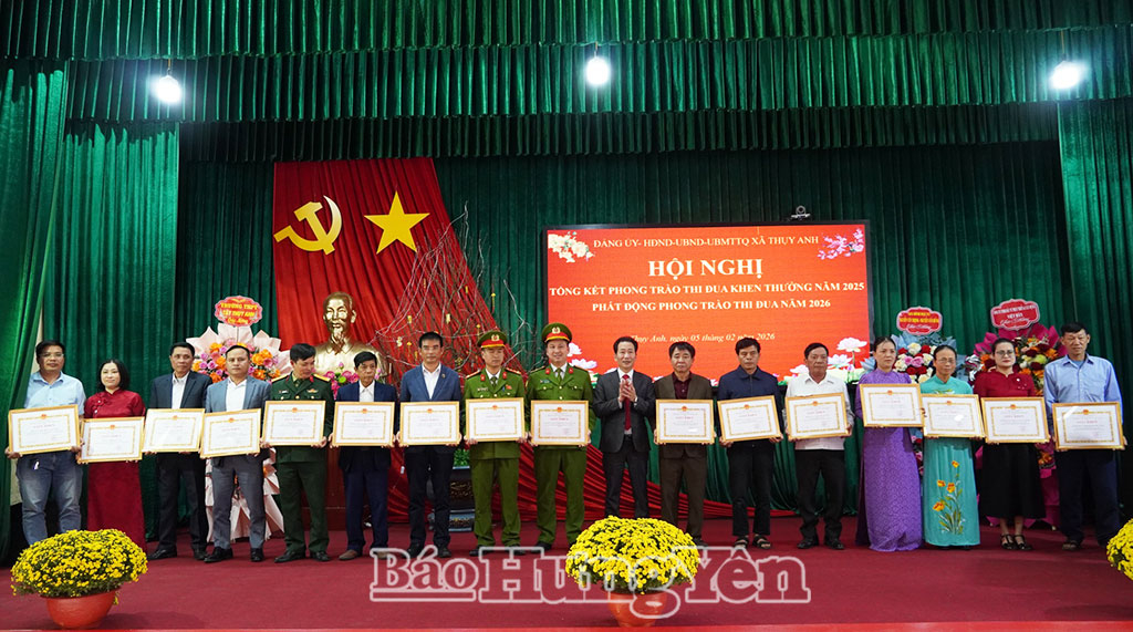 Lãnh đạo xã Thụy Anh khen thưởng các tập thể có thành tích tiêu biểu trong phong trào thi đua năm 2025.