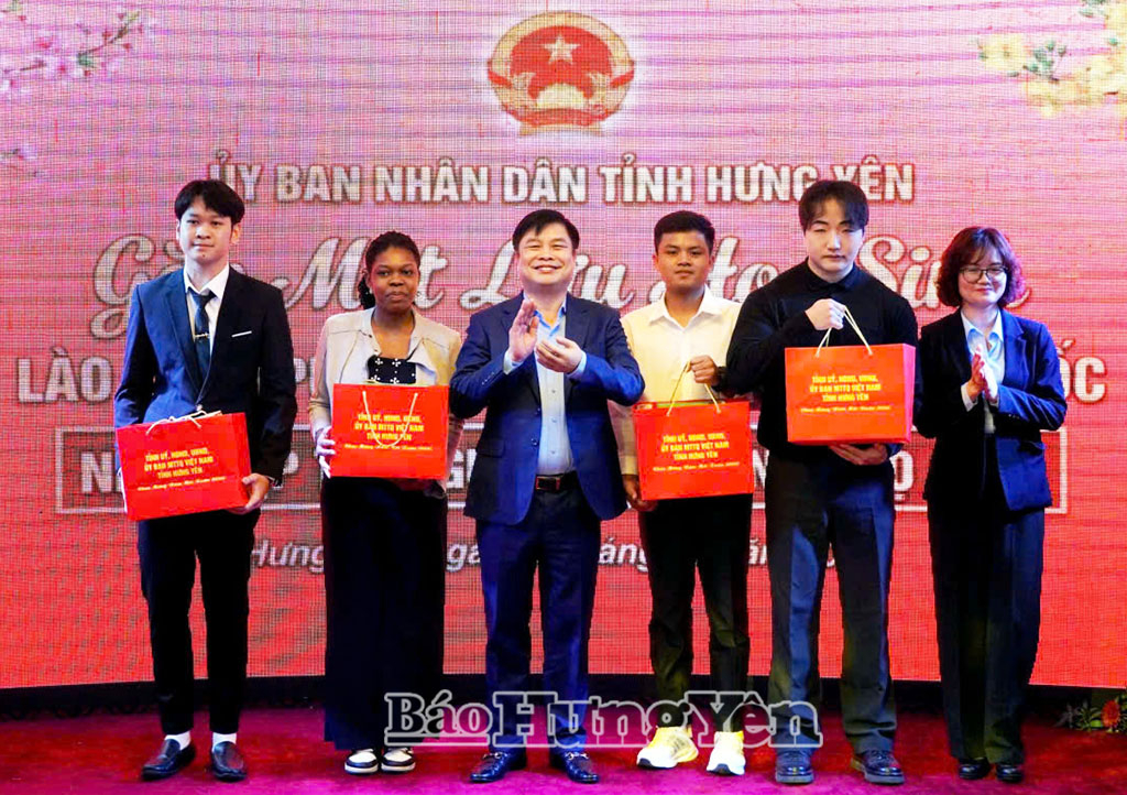 Đồng chí Phạm Văn Nghiêm, Phó Chủ tịch UBND tỉnh và lãnh đạo Ủy ban MTTQ Việt Nam tỉnh trao quà Tết cho đại diện lưu học sinh các nước bạn.