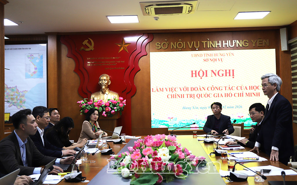 Đồng chí Giám đốc Sở Nội vụ Đào Hồng Vận phát biểu tại buổi làm việc.