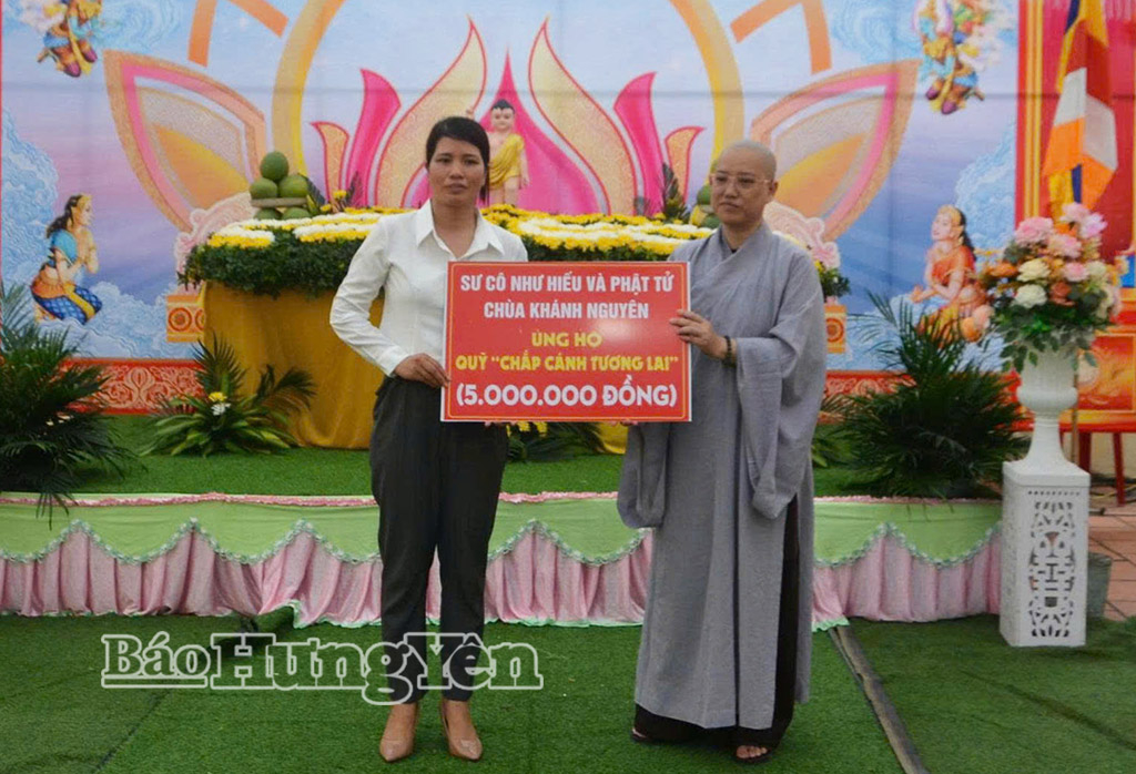 Sư cô Thích Nữ Như Hiếu và Phật tử chùa Khánh Nguyên ủng hộ 5 triệu đồng cho Quỹ “Chắp cánh tương lai” giúp đỡ trẻ em có hoàn cảnh khó khăn.