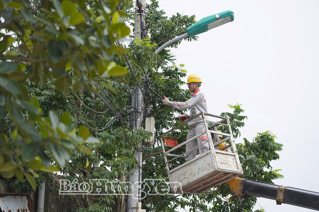 Nhân viên kỹ thuật Viettel Hưng Yên thay thế cáp viễn thông tại xã Hưng Hà.