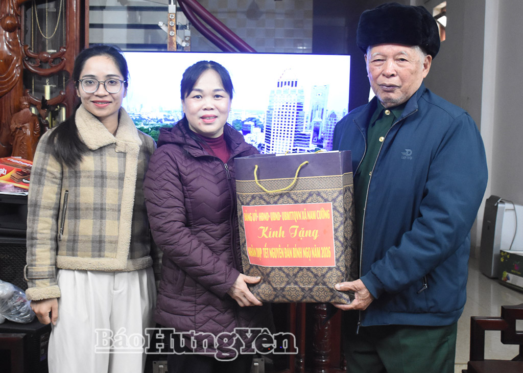Lãnh đạo xã Nam Cường thăm hỏi, tặng quà người có công với cách mạng nhân dịp Tết Nguyên đán Bính Ngọ 2026.