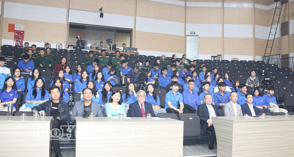 Các đại biểu tham dự chương trình.