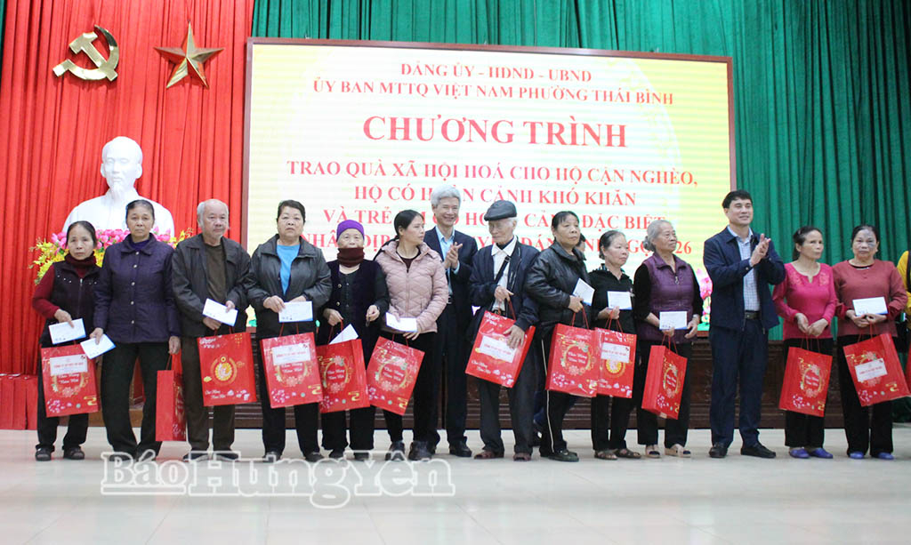 Đồng chí Đào Hồng Vận, Ủy viên Ban Thường vụ Tỉnh ủy, Trưởng đoàn Đại biểu Quốc hội tỉnh, Giám đốc sở Nội vụ, lãnh đạo phường Thái Bình trao quà cho các hộ cận nghèo.