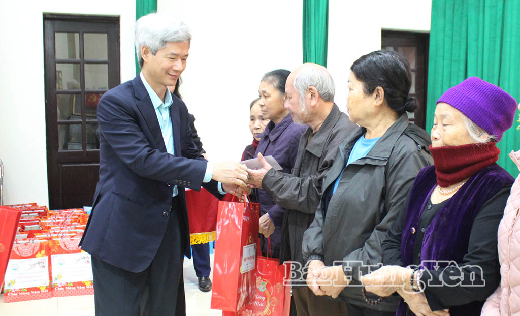 Đồng chí Đào Hồng Vận, Ủy viên Ban Thường vụ Tỉnh ủy, Trưởng đoàn Đại biểu Quốc hội tỉnh, Giám đốc sở Nội vụ trao quà cho các hộ cận nghèo.