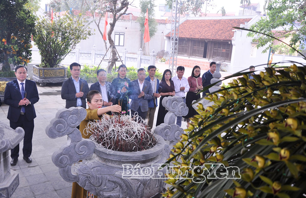 Phó Bí thư Tỉnh ủy, Chủ tịch Ủy ban MTTQ Việt Nam tỉnh, Trưởng đoàn Đại biểu Quốc hội tỉnh Nghệ An Võ Thị Minh Sinh thành kính dâng hương trước anh linh bà Hoàng Thị Loan.